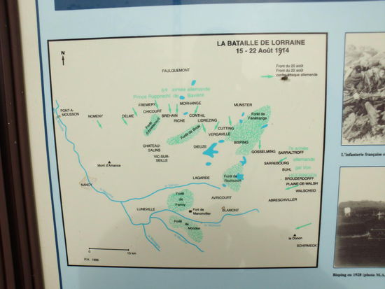 Noch vor 20 Jahren waren diese Soldatenfriedhöfe Ziel von Busreisen von Kriegsveteranen, die auf diesen Tafeln ihren Kindern und Enkeln erklärten, wo sie selbst gekämpft hatten. Heute kommen Schulklassen und können nicht verstehen, weshalb hier so viele Menschen sterben mussten. Wofür ?