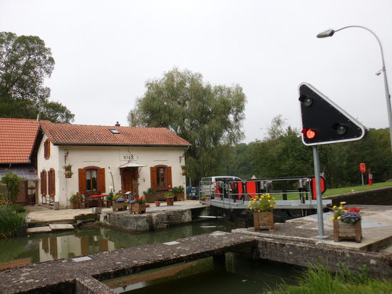 Die Zeit scheint stehen geblieben zu sein. Die Schleusenwärterhäuser sind teilweise an Rentner vermietet, die sie liebevoll herausputzen, andere verfallen. Die Bedienung der Schleusen erfolgt per Funkgerät von den Bootsführern selbst.