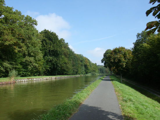 Hier kann man sich rollen lassen oder auch testen, wie schnell man radeln kann. Aber Vorsicht: Höchstgeschwindigkeit 20 km/h ist vorgeschrieben !