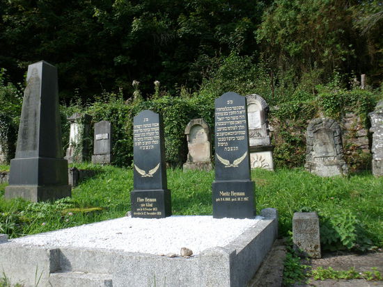 Unterwegs ein jüdischer Friedhof, der den 2.Weltkrieg überstanden hat