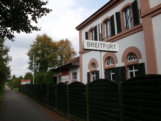 Die Bahnhofsschilder hat man gelassen, die Gebäude umfunktioniert zu Gaststätten. Fürs leibliche Wohl ist überall gesorgt.