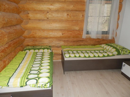 Wir sind die einzigen Gäste und können uns unser Zimmer aussuchen. Lada zeigt uns alle Räume, dabei kommen wir aus dem Staunen nicht heraus. 
So etwas Uriges hatten wir nicht erwartet.