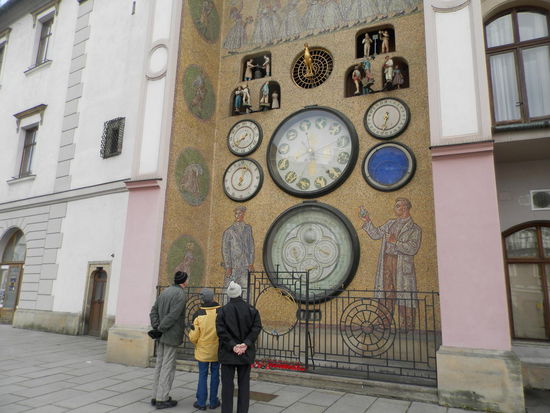 Gerade erst nach der Restaurierung wieder freigegeben: Die astronomische Uhr am Rathaus in Olmütz.