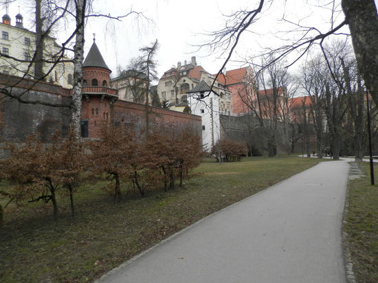wandern durch schöne Wallanlagen an der Stadtmauer entlang bis zum Dom,