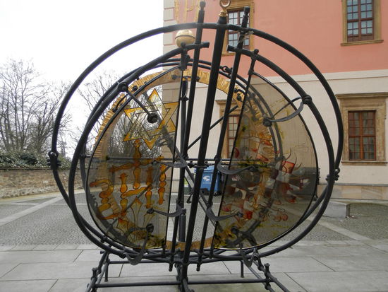 Die Sonnenuhr im Hof der Universität, genial entworfen und mit Emblemen aller Olmützer Volksgruppen versehen, nur steht sie fast den ganzen Tag im Schatten, so dass man die Uhrzeit nicht ablesen kann, selbst wenn die Sonne scheint.