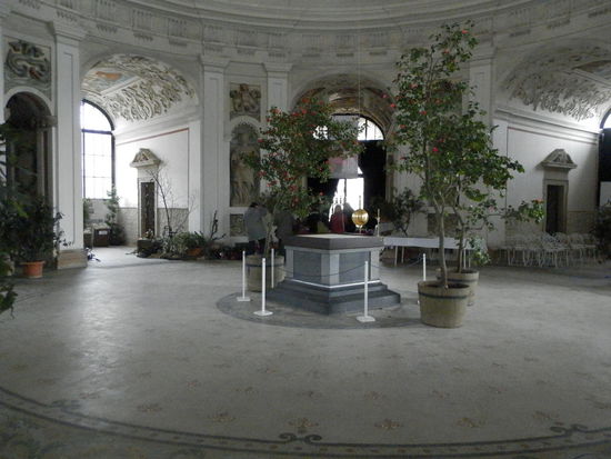 Im Blumengarten steht in der Mitte ein Rondell, in dem ein Fucaultsches Pendel aufgehängt ist, darunter eine Sandkiste...