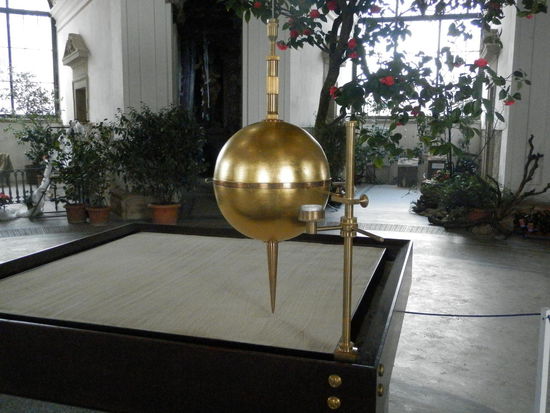 in die die Spitze des Pendels Spuren zieht. Nach ein paar Stunden Pendelzeit hat sich die Erde unter dem Pendel weitergedreht, das Pendel hat aber seine Ebene beibehalten, die Spuren im Sand werden es nachweisen.