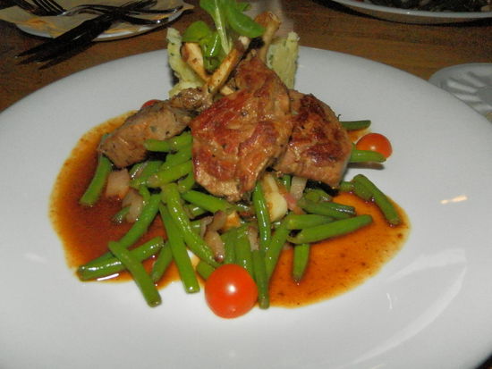 Nach 3 Stunden Fußmarsch haben wir uns mehr als nur das Bier verdient. Wir kehren ins Brauhaus ein und genießen die wallachische Küche mit Lammrippchen auf walachische Art, eine kulinarische Spezialität.