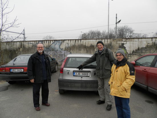 Da macht uns Lada ein Angebot, das wir gar nicht hoch genug einschätzen können: Ihr könnt mit meinem Fiat zum nächsten Bahnhof fahren und abends von dort wieder zurückkommen - nur Autobahnen benutzen geht nicht, weil sie keine Vignette dafür hat.