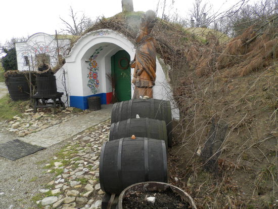 In diesen Weinkellern kann man einkehren, das Getränk zur mitgebrachten Brotzeit kann man sich aussuchen
