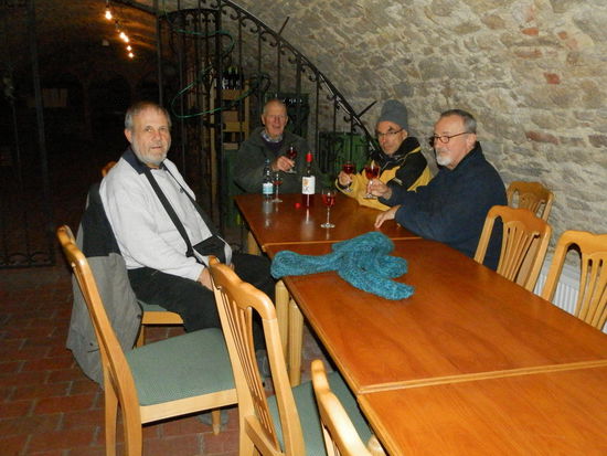 Die Klosterweinstube in Skalica hat sogar geöffnet und es gibt sogar den frischen Rollenkuchen, der nur hier gebacken wird. Die Mittagspause hier wird zu einem kulinarischen und kulturellen Höhepunkt, von dem wir alle begeistert sind.