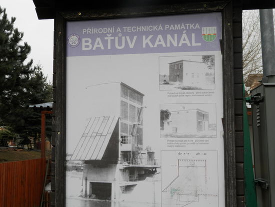 Der große Schuhfabrikant der Bata-Schuhe  wollte in den Zwanziger Jahren die Braunkohle zum Beheizen seiner Fabriken lieber billiger auf dem Wasserweg von den Gruben bei Hodonin zu seinen Fabriken in Zlin befördern lassen. Dazu wurde ein Kanal mit Verladeeinrichtungen von der Schiene aufs Wasser gebaut, der heute Museum ist und von Wassersportlern auf 40 km Länge und 16 Schleusen befahren wird. Hier die historische Umschüttanlage an der Kreuzung des Kanals mit der Bahn, die besichtigt werden kann.