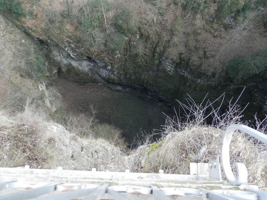 Etwa 20 km von hier ist ein 300 Meter tiefes Loch im Mährischen Karst, entanden durch den Einbruch des Höhlensystems darunter, heute DER Touristenmagnet in Mähren.