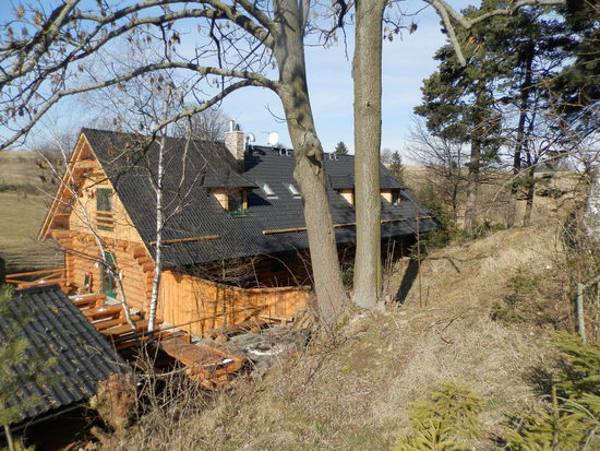 Schon nach 3 Stunden sind wir wieder da und setzen uns über der Hütte auf eine Bank in die Sonne, das bißchen Luftzug empfinden wir sogar als angenehm.