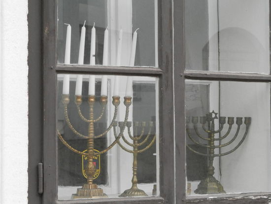 Die Leuchter im Fenster eines Hauses in Boskovice machen Peter neugierig.