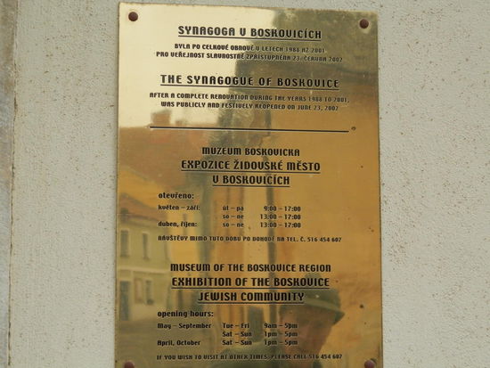 Wir sind im Judenviertel von Boskovice und stehen vor der Synagoge.
