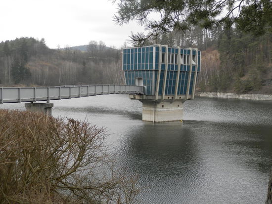 Auch westlich der Svitava gibt es landschaftlich schöne Höhepunkte. Nur im März lädt der Stausee noch nicht zum Rasten und Baden ein -.