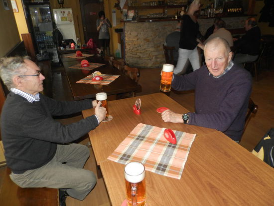 In Sloup it Budweiser in der Dorfschänke im Ausschank. der Halbe für 80 Cent - da trinken wir die Biere des Autofahrers gern mit!