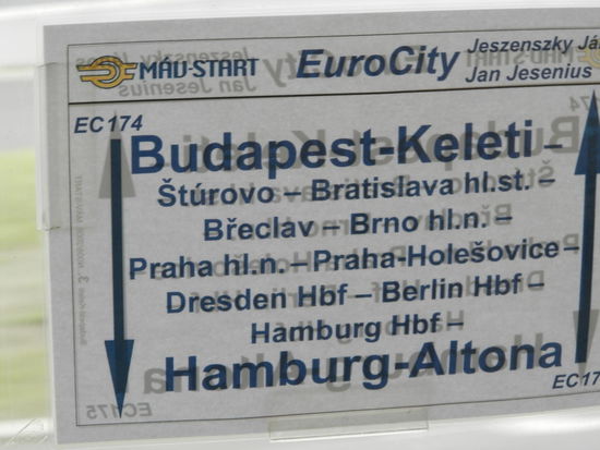 Dieser Zug bringt uns zurück in Windeseile, denn unterwegs spielen wir Skat bis uns die Augen zufallen und die Konzentration nachläßt. Gut, dass wir auf die Reise nicht verzichtet hatten !