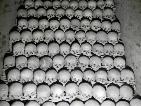 Im 17 Jahrhundert reichte der ummauerte Friedhof der Kirche für die Bestattungen bei weitem nicht mehr aus, einmal als Folge der wachsenden Bevölkerung, aber insbesondere aus Anlaß einer Choleraepademie 1741. So war man gezwungen, Massengräber anzulegen.