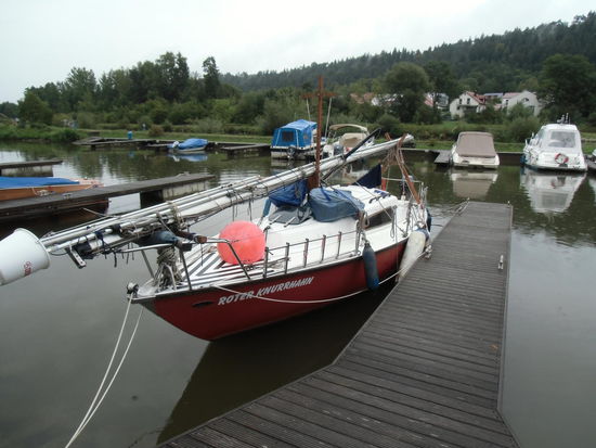 Heiße Sommertage in der Erinnerung, aber nun ein trüber Frühherbstabend mit klammen Klamotten an Bord, von der Enge ganz zu schweigen. Freund Uwe ist als Segler aber abgehärtet und ist zufrieden.