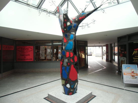 Kunstbetrachtung mal ohne Publikumsandrang. Gut, dass die Passage nicht geschlossen ist !