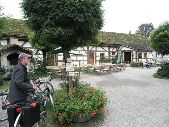 Alles auf Radtourismus zugeschnitten. Doch heute ist alles leer - Nachsaison.
Auf gut asphaltierten Wegen mit wenig Steigungen kommen wir gut voran. Und immer neue Rastplätze locken zur Einkehr.