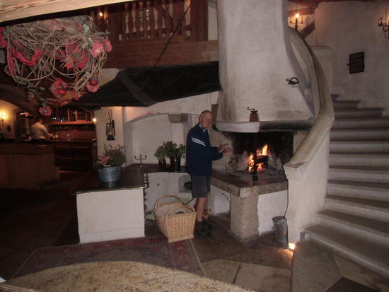 Ein kühles helles vom Faß lassen wir uns schmecken, das warme Kaminfeuer genießen wir schon um 17 Uhr