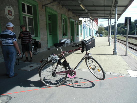 Genau auf den Grenzstrich stelle ich mein Rad, nun besichtigen wir den Bahnhof, der uns riesig erscheint, gemessen an dem geringen Verkehrsaufkommen.