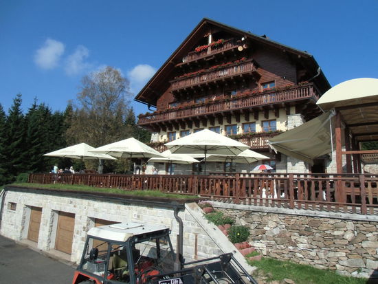 .....und ein großes Sporthotel, nur 100 m von der Grenze, Hotel Alpska Vyhlidtka. Es muß wohl auf der Wanderskiroute des Böhmerwaldes liegen, denn für Langlaufski ist es bestens ausgestattet.