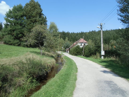 Ein weiterer Abzweig zur Grenze führt zum Schwarzenbergkanal. Dass er das hier links auf dem Bild ist, erfahren wir erst auf einem großen Parkplatz