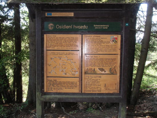 Tafeln an den Wanderwegen erklären den "Kanal". Man brauchte einen Wasserweg, wenn man Feuerholz für Wien und Prag aus den Wäldern des Böhmerwaldes abtransportieren wollte.