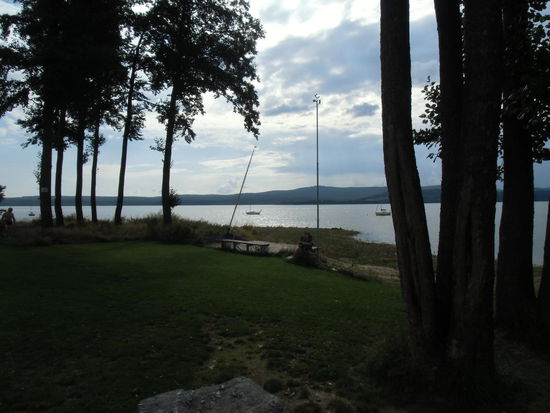 Eine Bilderbuchgegend zum Ausspannen. Mit vielen Möglichkeiten für Radwanderungen rund um den Stausee. Hier nehmen wir Quartier für die nächsten Tage.