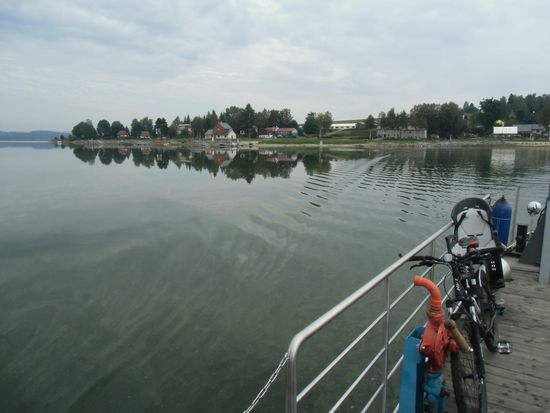 Start mit der Fähre über den Stausee