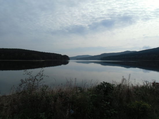 Malerische Buchten müssen in großem Bogen umfahren werden, Autos kommen hier nicht her, denn 100 m weiter südlich verlief früher der Eiserne Vorhang, die abgeriegelte Grenze zu Österreich