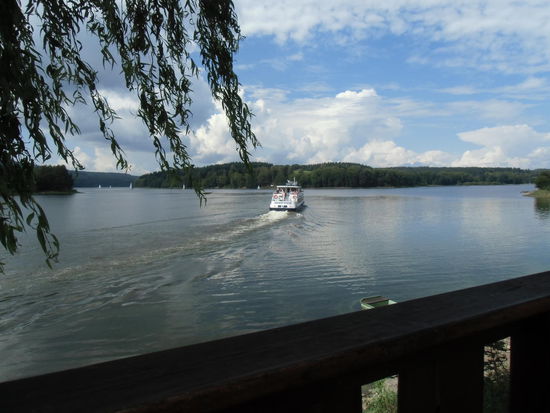 Rastplatz am Radweg, der hier wieder direkt am Wasser entlangführt