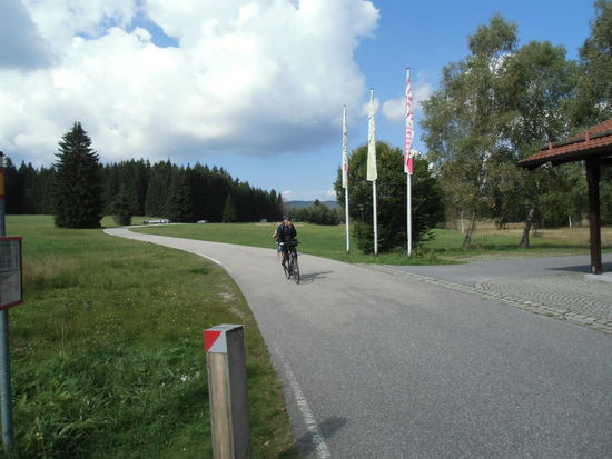 Wieder ein einsamer Grenzübergang mit Dokumentationen, wie es bis 1989 hier ausgesehen hat. Hier in der Nähe des Dreiländerecks Österreich/Tschechoslowakei/Deutschland waren Truppen stationiert, für Normalbürger weithin total abgesperrt.