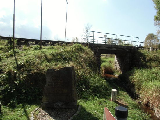 Am Grenzstein endet die Bahnlinie, die deutsche Strecke ist seit 1976 stillgelegt. dass der tschechische Teil noch existiert, ist kurioserweise dem Eisernen Vorhang zu verdanken: Zu den Grenztruppen mußten Versorgungsgüter transportiert werden, da war die Schiene der einzige Weg, der erhalten werden mußte. Heute ist die Strecke eine der schönsten Bergstrecken überhaupt, in der Hauptsaison fahren Züge mit Radfahrern im Stundentakt bis Nove Udoli rauf, um von hier aus den Böhmerwald zu erkunden.