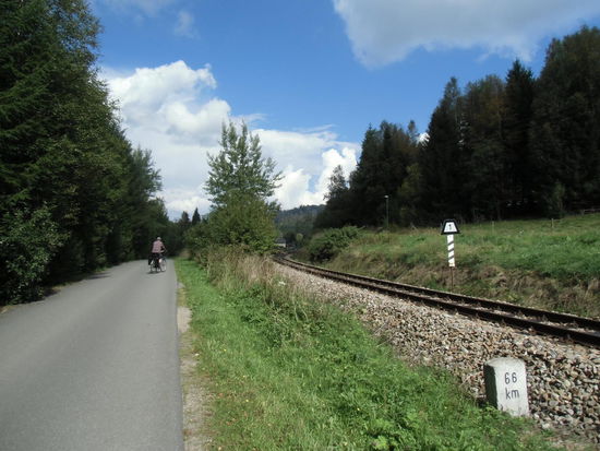 Ein extra breiter Radweg, den wir heute fast für uns allein haben.