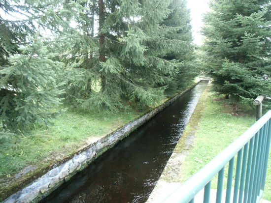 Da ist wieder der Schwarzenbergkanal, extra ausgemauert, damit Treibholz nirgends hängen bleiben kann.