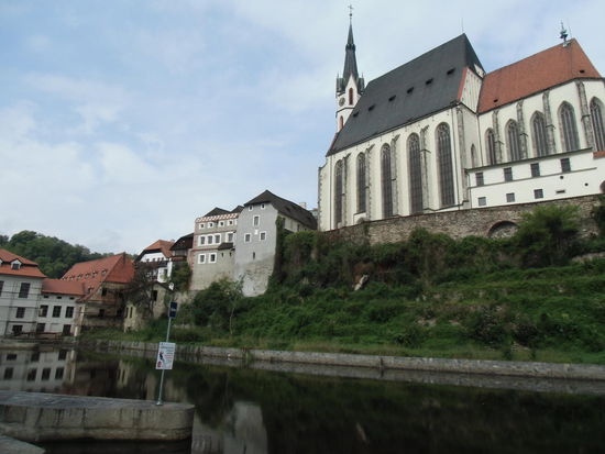 Am Wasser, durch schöne Parkanlagen, kommen wir sogar noch radelnd entlang, die Blicke nach oben machen neugierig