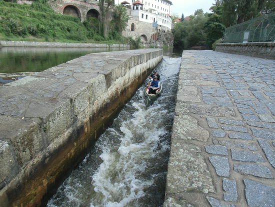 Für Wassersportler ist die Moldau schiffbar