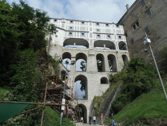 Eine Schlucht, in der ein Bach zur Moldau floß, ist spektakulär überbaut worden