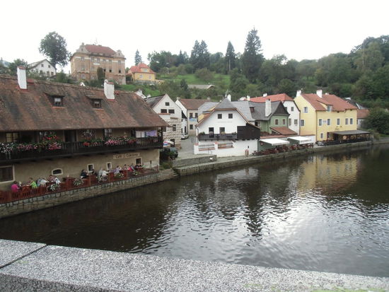 Die Blicke von den Brücken schweifen zu vollen Restaurants am Wasser