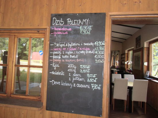 Eine preiswerte Speisekarte, aber der Verkehr auf der Straße ist nicht so stark, dass er ständig neue Gäste bringt.