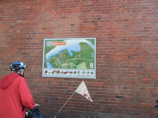 Das Gut Dankow wurde wahrscheinlich nicht nur wegen seiner idyllischen Lage am See seinerzeit gegründet, sondern der See bot auch Schutz vor überraschenden Überfällen. Zm Gut gehört eine Kirche, die notdürftig unterhalten wird, der anschließende Park ist eine Wildnis geworden, die in den Naturpark integiert wurde und nun als Naturerlebnispfad angeboten wird.