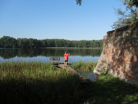 Durch das teilweise verfallene Gut kommt man an einen Steg mit Angel- oder Bademöglichkeit.