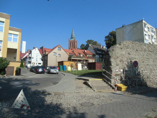 Spuren des zweiten Weltkrieges findet man auch hier: Die Stadtmauer wurde niedergerissen, Plattenbauten ins historische Stadtbild gesetzt