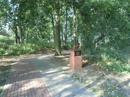 Vom ehemals jüdischen Friedhof und einer Synagoge blieb nur ein neu gesetzter Gedenkstein an der Kurpromenade.