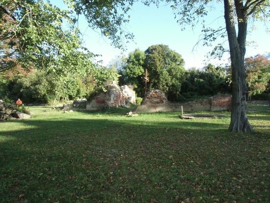 Stadtmitte der ehemaligen deutschen Stadt Küstrin. Hier hatten sich in den letzten Kriegstagen erbitterte Kämpfe abgespielt, bei denen kein einziges Haus der Stadt stehen geblieben ist. Als die Stadt nach 1945 polnisch wurde, verzichteten die Siedler auf einen Wiederaufbau, sondern bauten ihr polnisches Küstrin weiter nördlich neu auf. Heute kann Alt-Küstrin "auf eigene Gefahr" besucht werden. Für uns kaum zu glauben, dass hier noch vor 70 Jahren reges Stadtleben geherrscht hatte.